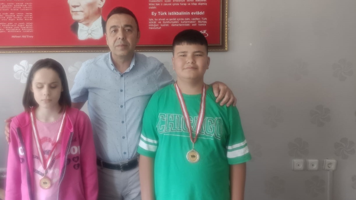 Okulumuzda Düzenlenen Klavye Yarışmasında Dereceye Giren Öğrenciler Madalyalarını Aldı